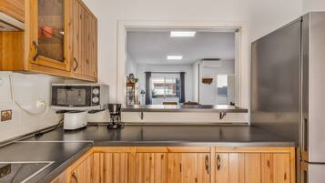 Kylskåp, mikrovågsugn, ugn och spishäll