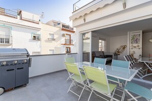 Outdoor dining - Vacation Home "Casa Familiar 8 personas" with Wi-Fi & Terrace; Pets Allowed (Almunecar)