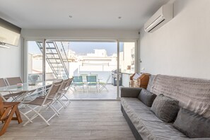 TV - Vacation Home "Casa Familiar 8 personas" with Wi-Fi & Terrace; Pets Allowed (Almunecar)