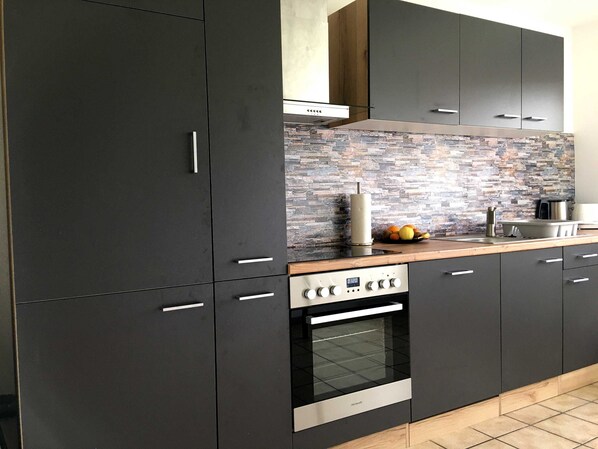 Fridge, oven, dishwasher, coffee/tea maker