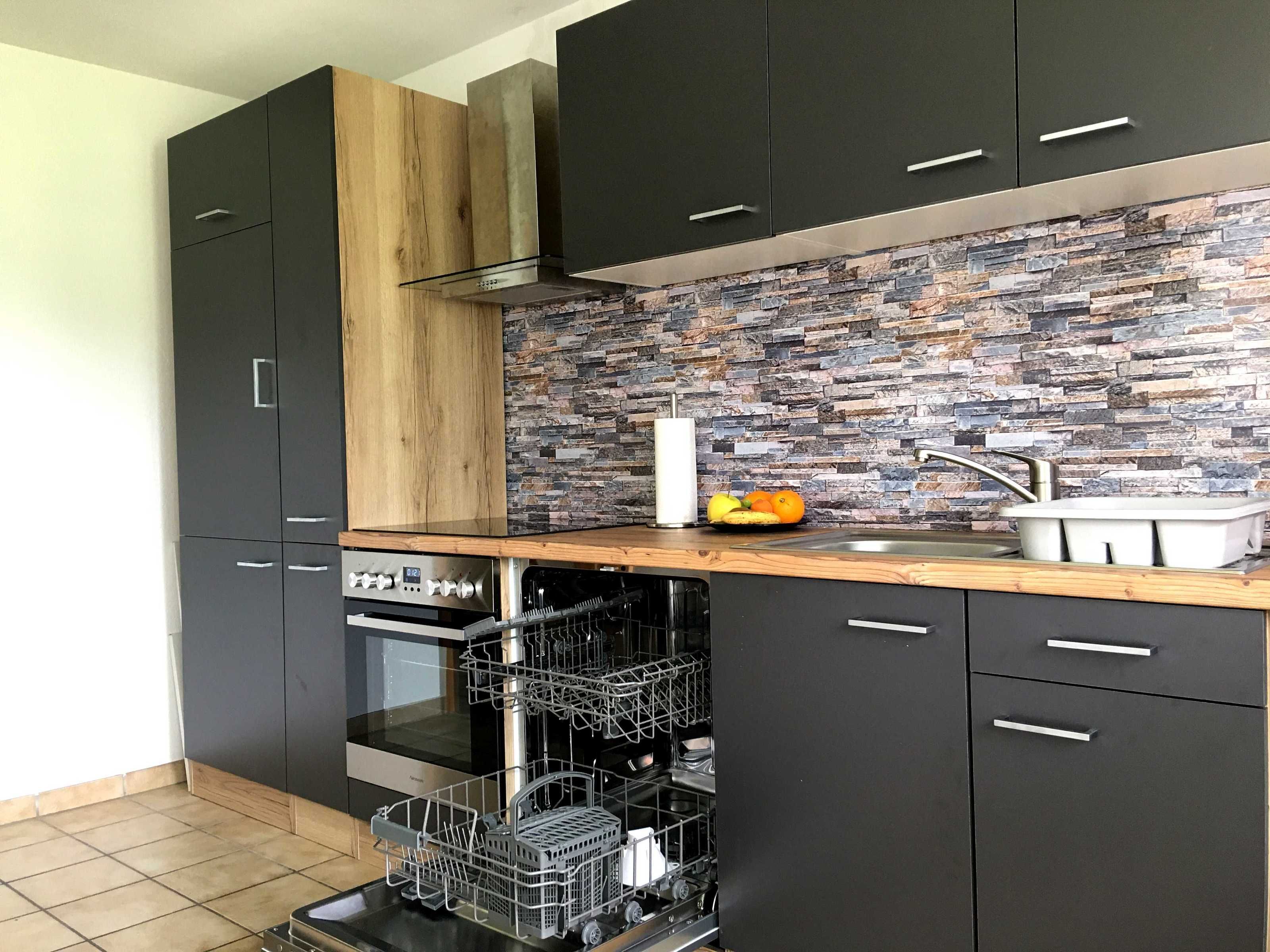 Kühlschrank, Ofen, Geschirrspüler, Wasserkocher mit Kaffee-/Teezubehör