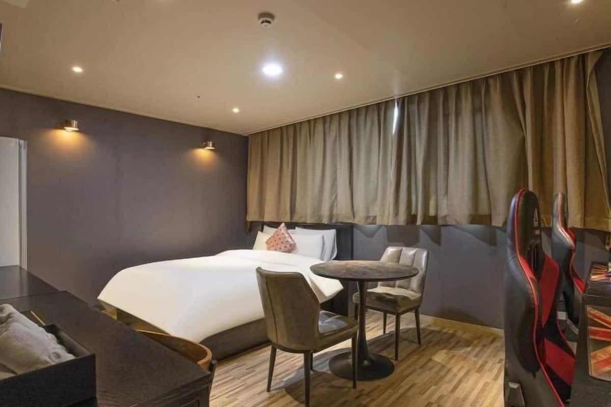 1 bedroom, free WiFi, bed sheets