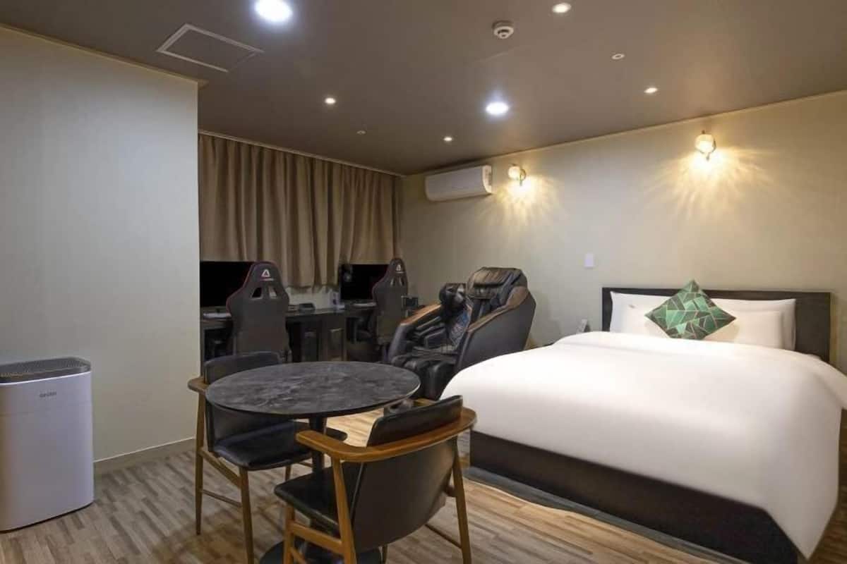1 bedroom, free WiFi, bed sheets