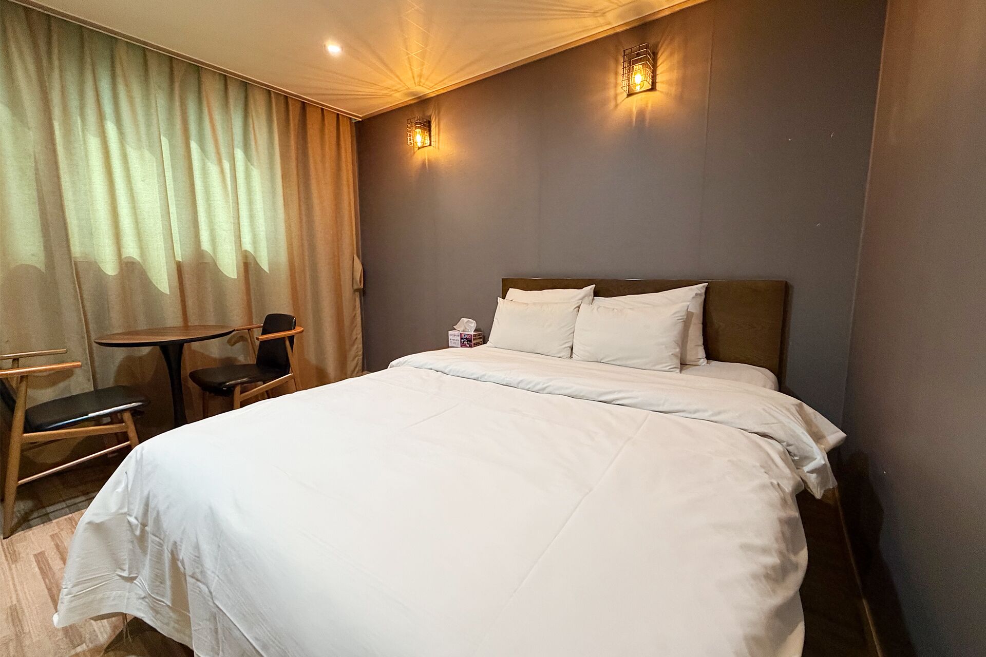 Free WiFi, bed sheets