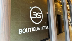 Placa para o Boutique Hotel com logotipo e nome.