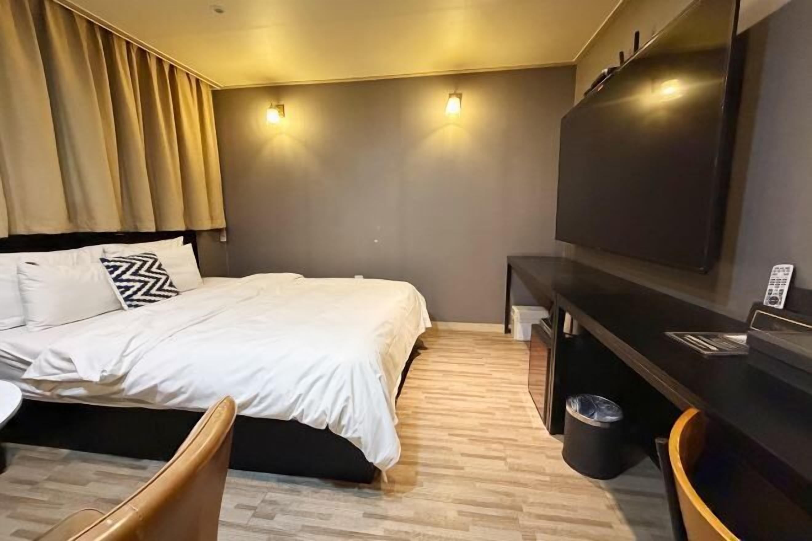 Free WiFi, bed sheets