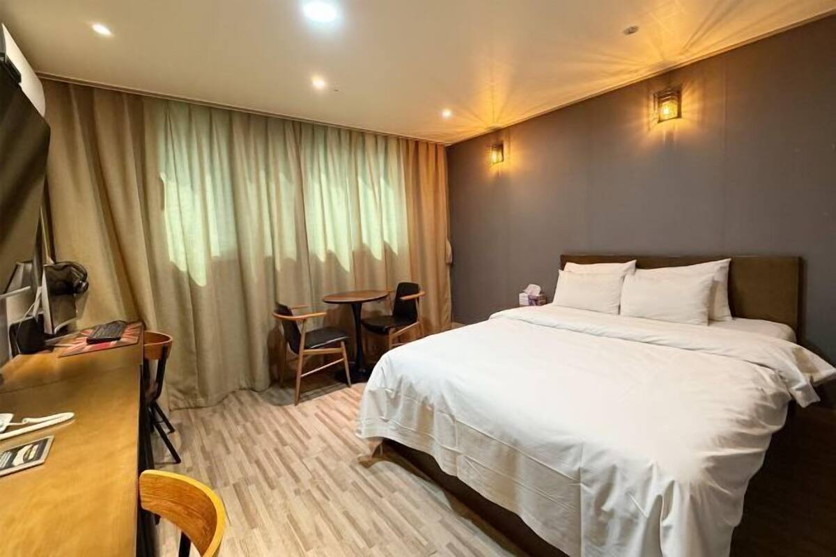 Free WiFi, bed sheets