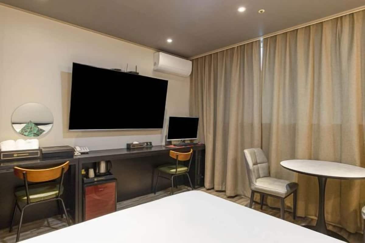 1 bedroom, free WiFi, bed sheets