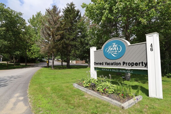 Property grounds - Inns of Waterville Valley one bedroom sleeping 4 - walking distance to Town Square! (304) (Waterville Valley)