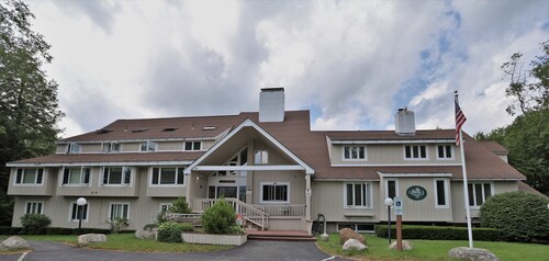 Inns of Waterville Valley unit close to town square (201)