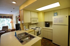 Fridge, microwave, oven, stovetop - One Bedroom at Inns of Waterville Valley (Waterville Valley)