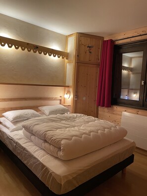 2 bedrooms, iron/ironing board, travel cot, free WiFi