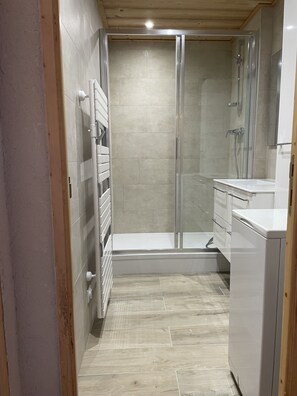 Shower, hair dryer - T3 6/8 sleeps 3*** 57 m² Praz de Lys in the heart of the resort (Praz de lys)