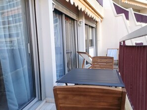 Outdoor dining - Air-Conditioned 1-Bed Apt with Terrace, Parking, and Pool - Close to Beach and Shops (Mandelieu-la-Napoule)