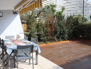 Outdoor dining - Ground Floor 3-Room Apartment with Terrace & Garden, 5 min to Beach, A/C, Parking, Villeneuve-Loubet (Villeneuve-Loubet)