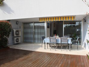 Outdoor dining - Ground Floor 3-Room Apartment with Terrace & Garden, 5 min to Beach, A/C, Parking, Villeneuve-Loubet (Villeneuve-Loubet)