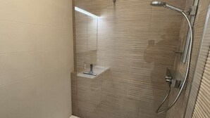 A modern bathroom with a shower, a mirror, and a shelf. - Ground Floor 3-Room Apartment with Terrace & Garden, 5 min to Beach, A/C, Parking, Villeneuve-Loubet (Villeneuve-Loubet)