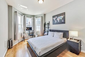 4 slaapkamers, luxe beddengoed, een bureau, een strijkplank/strijkijzer