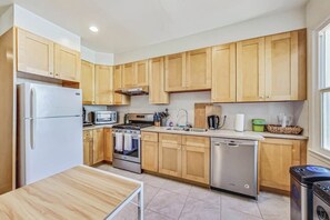 Fridge, microwave, oven, stovetop - Spacious 4BR/2BA Flat in Central SOMA – Ideal for Families & Business Travelers (San Francisco)