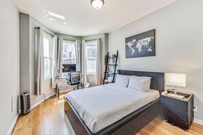 4 bedrooms, premium bedding, iron/ironing board, free WiFi - Spacious 4BR/2BA Flat in Central SOMA (San Francisco)