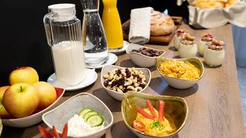 Se ofrece un desayuno bufé (16 EUR por persona)