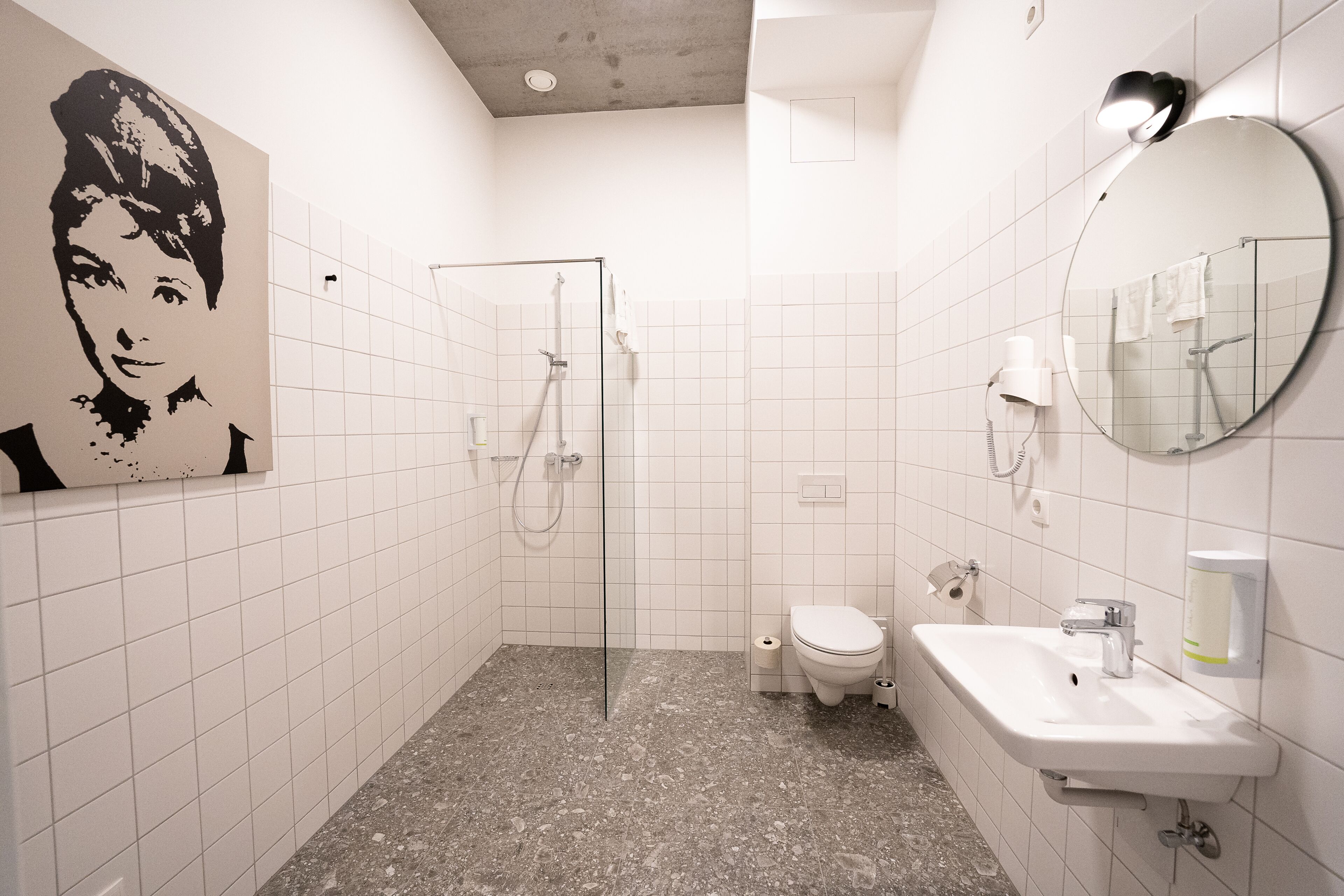 Un baño moderno con ducha, inodoro y lavamanos.