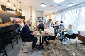 Desayuno buffet diario (EUR 16 por persona)