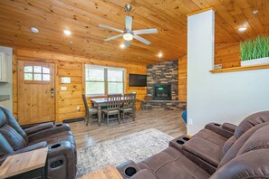 Una Smart TV, una chimenea