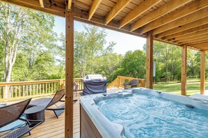 Outdoor spa tub - Cozy Cabin w/ Arcade, Deck & Fire Pit (McHenry)
