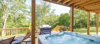 Cozy Cabin w/ Arcade, Deck & Fire Pit