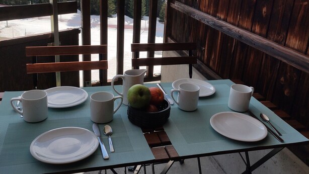 A table set for two with a view of snow-capped mountains. - Avoriaz - Beautiful renovated apt for 4 people with wifi (Avoriaz)