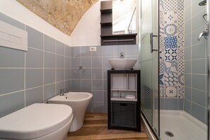 Shower, bidet - GuestHost - Bourbon House in Ortigia! (Syracuse)