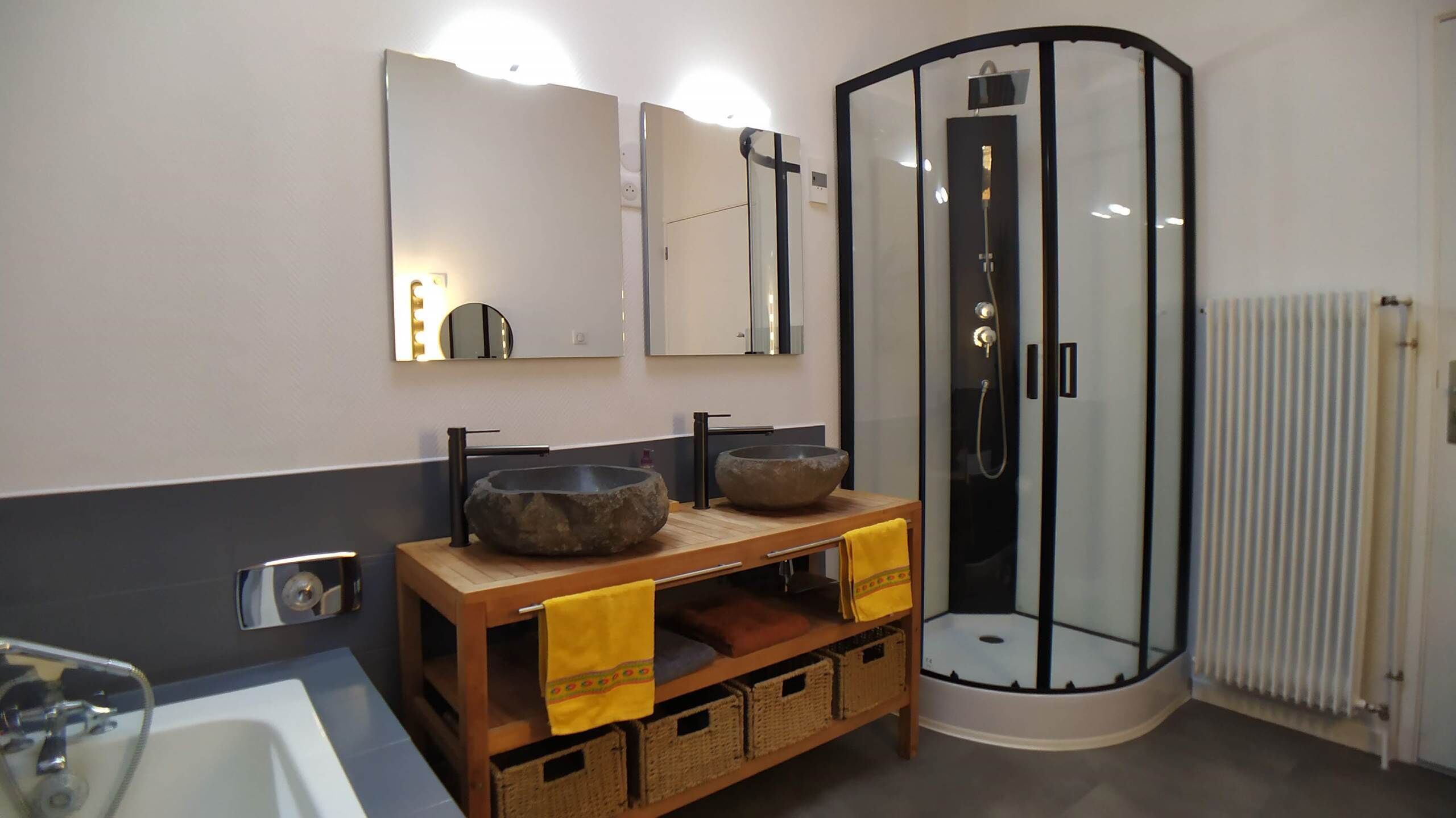 Ensemble douche/baignoire, sèche-cheveux
