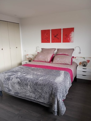 3 bedrooms, iron/ironing board, travel crib, free WiFi