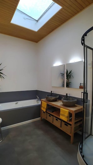 Combined shower/tub, hair dryer, towels