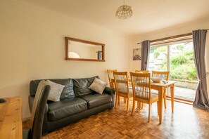 House, Multiple Beds | Living room | 30-inch TV with cable channels, fireplace