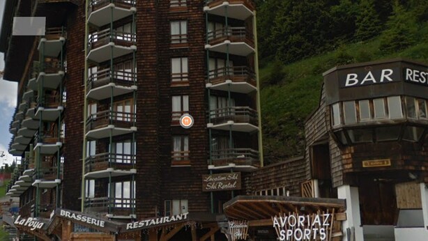 A multi-story building with balconies, a restaurant, and a bar. - Avoriaz - Duplex for 6 with balcony and WIFI (Avoriaz)