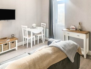 1 bedroom, iron/ironing board, free WiFi, bed sheets - The Rosebery Retreat By The Castle 1-bed Apartment (Inverness)