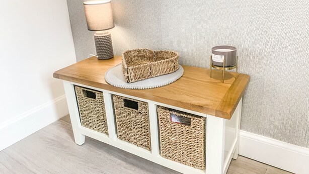 A wooden console table with woven baskets and a lamp. - The Rosebery Retreat By The Castle 1-bed Apartment (Inverness)