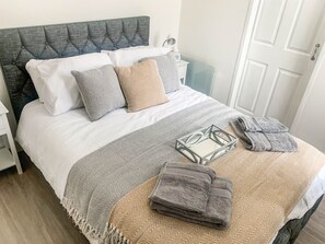 1 bedroom, iron/ironing board, free WiFi, bed sheets - The Rosebery Retreat By The Castle 1-bed Apartment (Inverness)