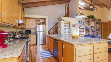 Mikrowelle, Ofen, Geschirrspüler, Wasserkocher mit Kaffee-/Teezubehör