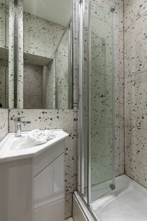 Luxury-Apartment | Dusche im Bad