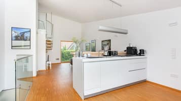 Réfrigérateur, micro-ondes, plaque de cuisson, lave-vaisselle