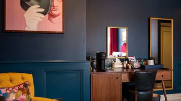 Minibar, caja de seguridad en la habitación y escritorio