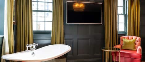 Chambre supérieure | Minibar, coffre-fort, bureau, fer et planche à repasser