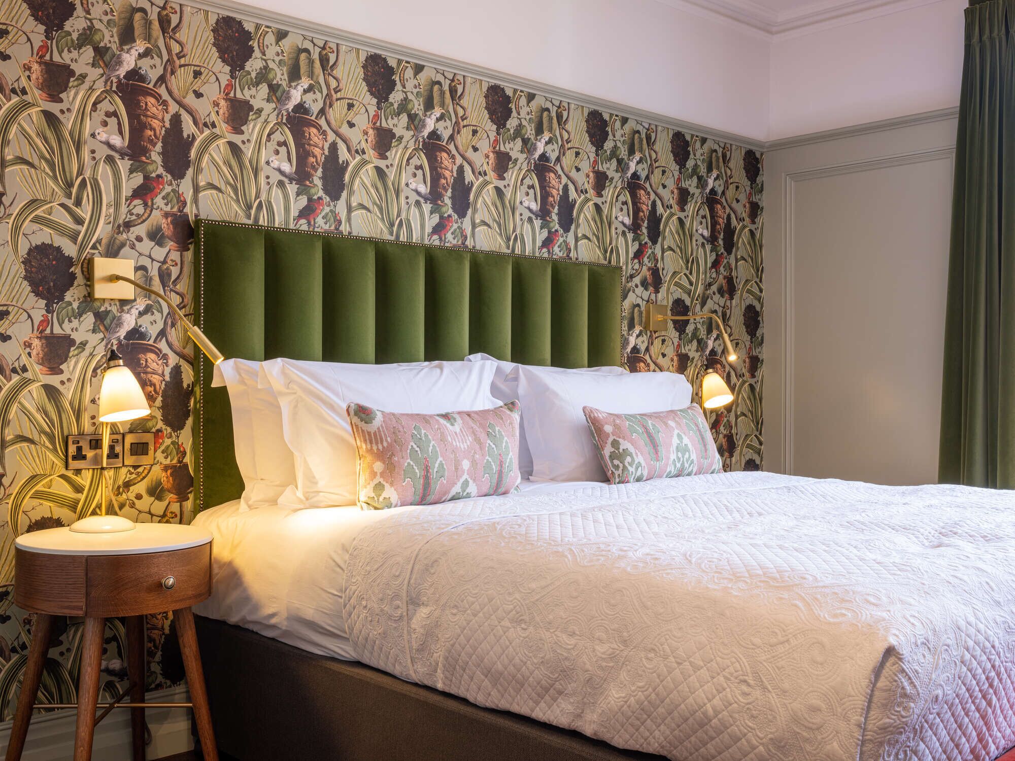 deluxe double room | minibar, in-room safe, desk, iron/ironing board