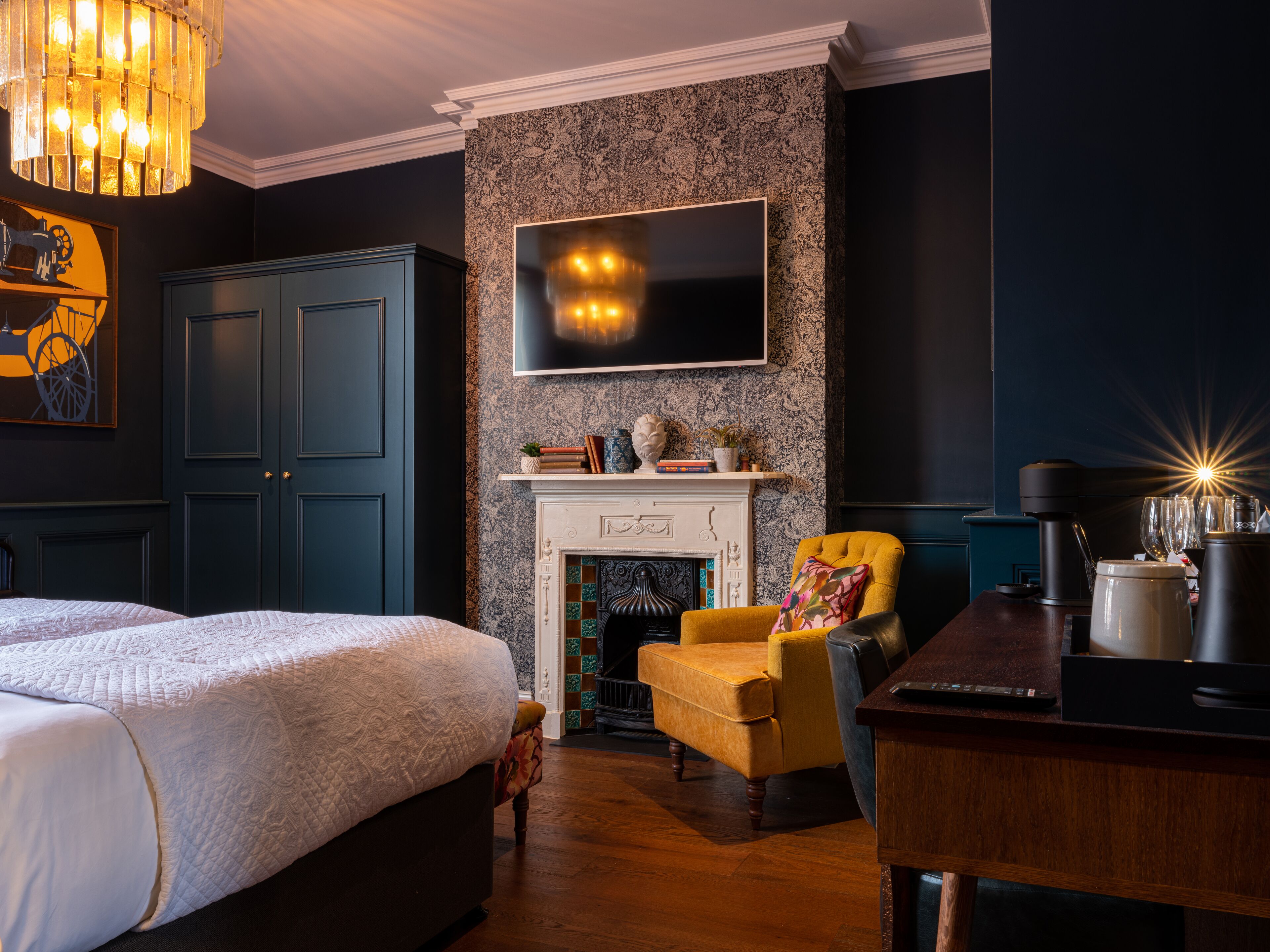 deluxe twin room | minibar, in-room safe, desk, iron/ironing board