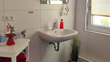 Douche, sĂšche-cheveux, serviettes fournies, savon