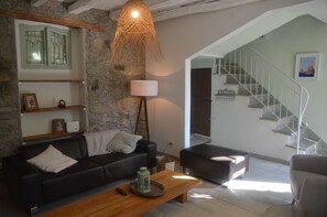 Smart-TV, Kamin, DVD-Player, Bücher