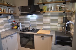 Frigorifero, forno, piano cottura, lavastoviglie